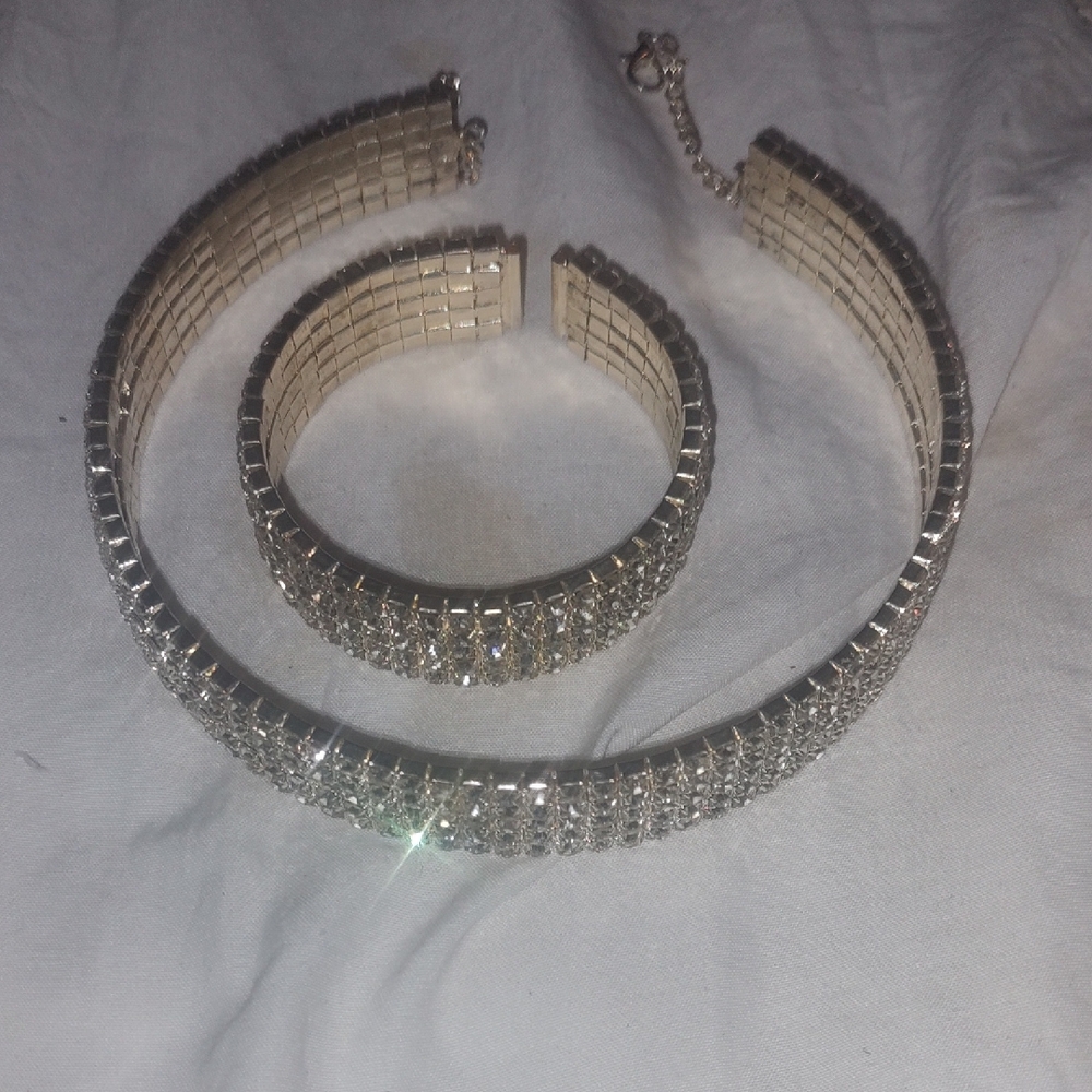 Dazzling Silver Necklace Set - image 1